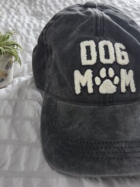DOG MOM Embroidered Black Baseball Cap